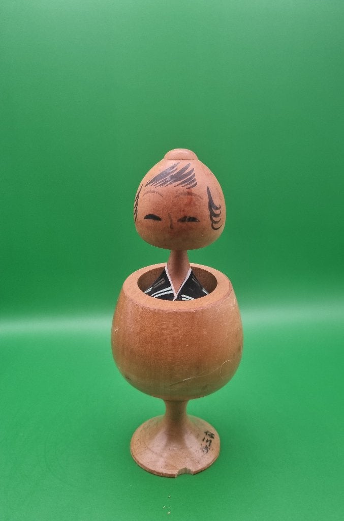Joli kokeshi dans un calice fabriqué par Sato, Enlèvement ou Envoi, Japon, Bois, Peint
