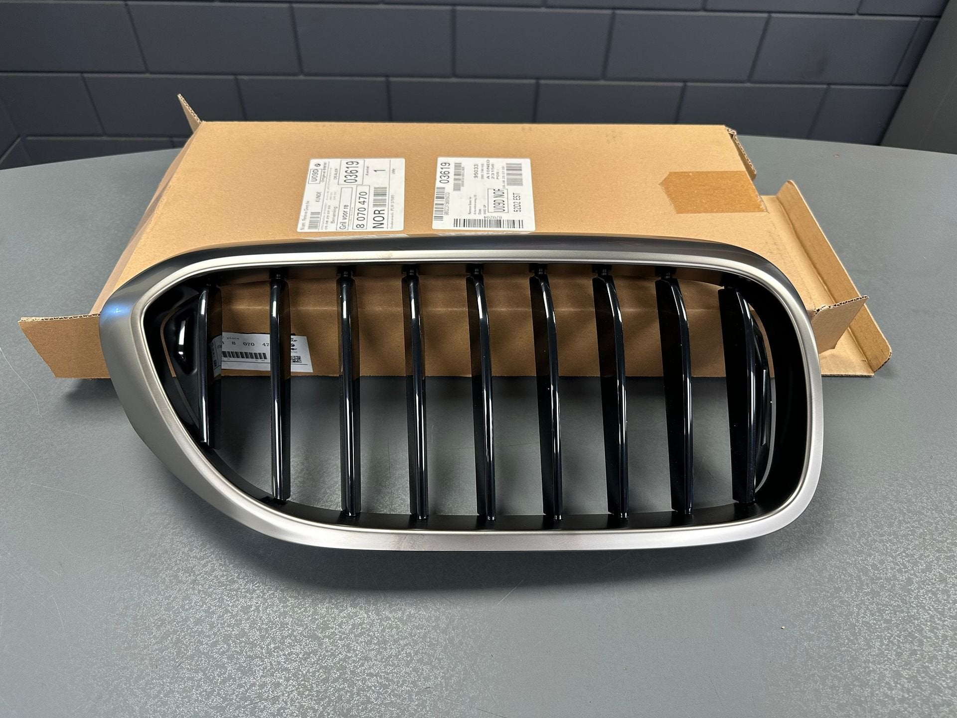 Grijze nierengrille rechts BMW G30/G31, Neuf, -, -, BOVAG membre