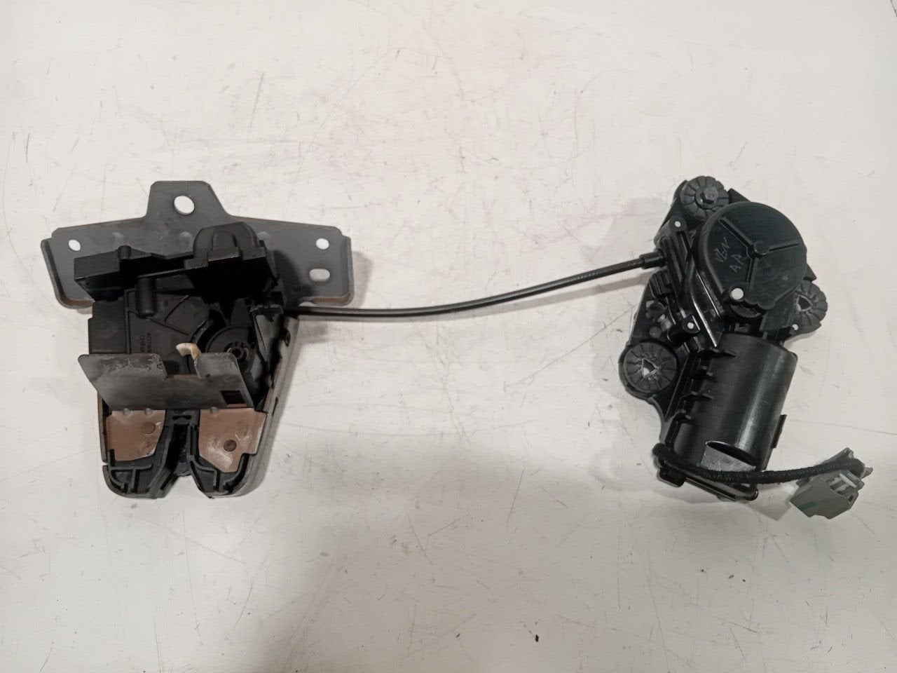 Slot mechaniek kofferdeksel achterklep elektrisch Lynk & Co, Onderdelen@venauto.nl, Van der Ven Autorecycling B.V., Gebruikt, Ettenseweg 76, 4706 PB Roosendaal, The Netherlands