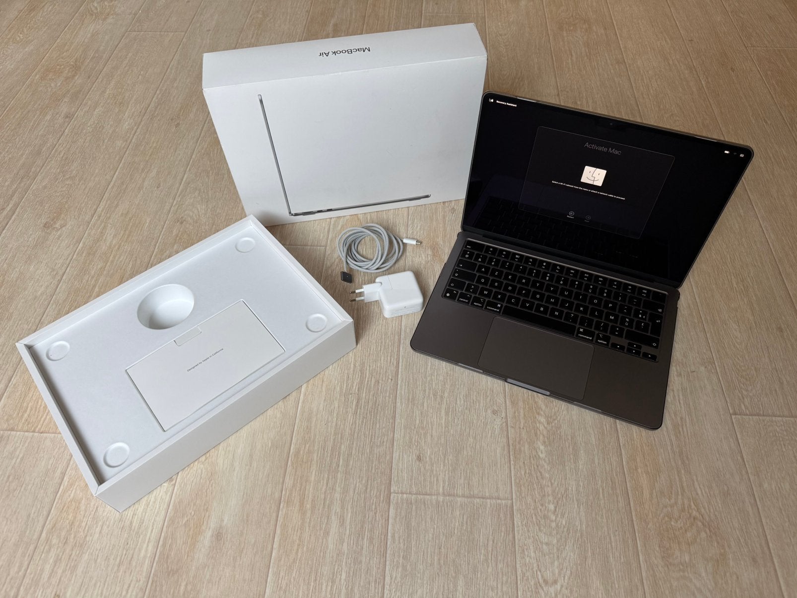 Macbook Air M3 2024 8Gb 256G met beschermhoes, Ophalen, 256 GB, 8 GB, Zo goed als nieuw