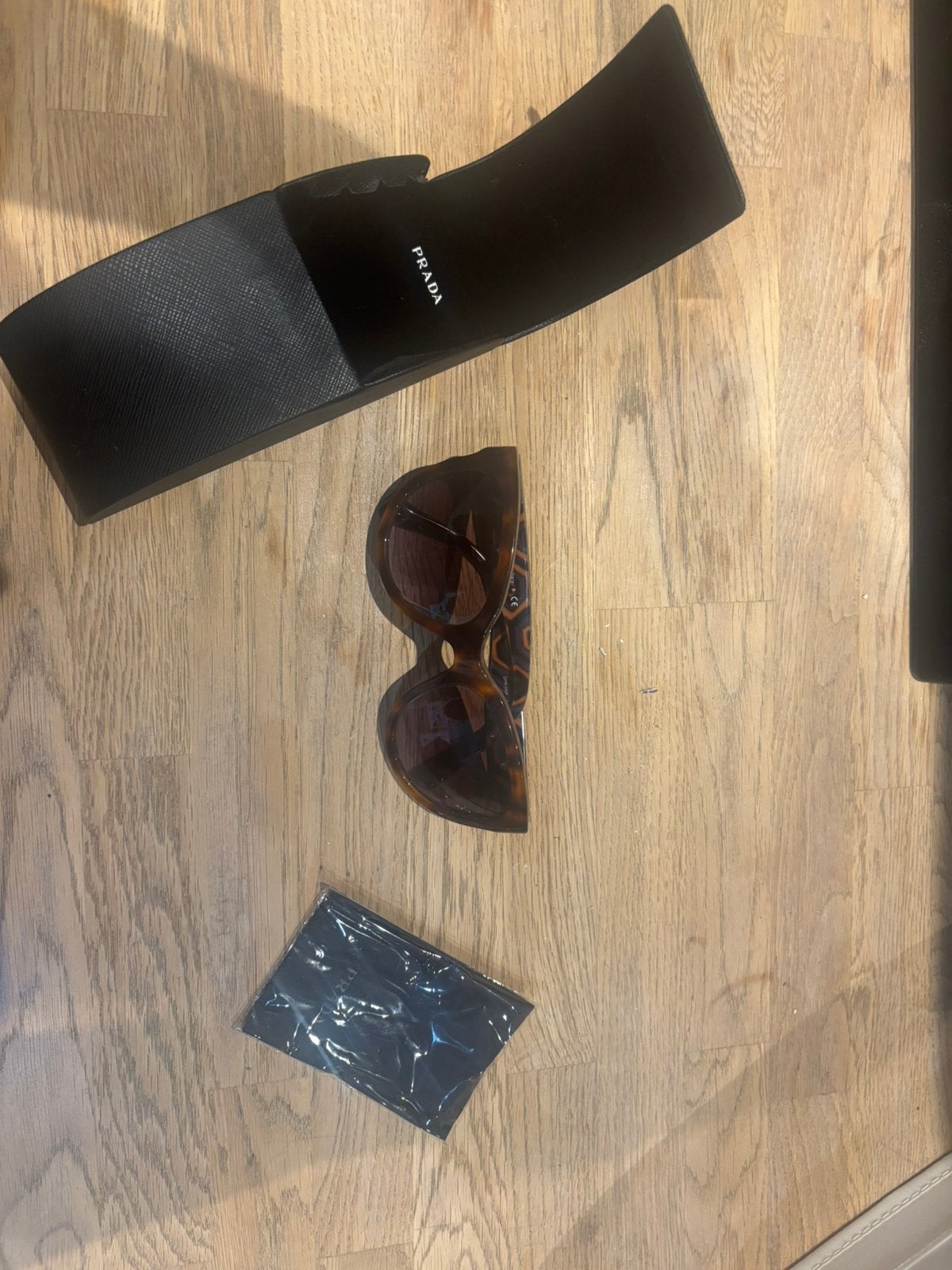 Lunettes de soleil Prada pour femmes, Prada, Comme neuf, Brun, Enlèvement