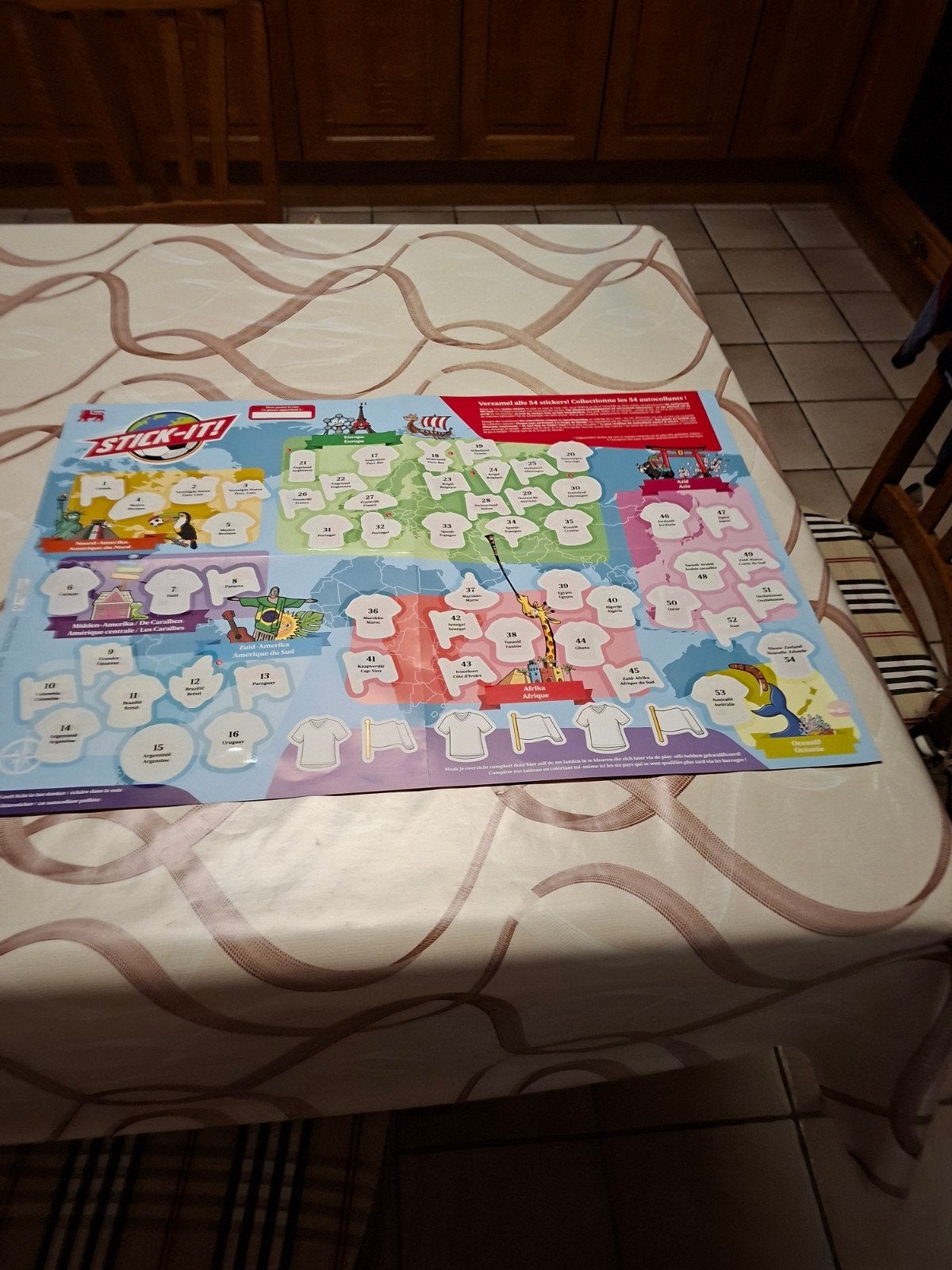 Alle 54 stickers met bijhorend blad om ze op te kleven, Verzamelen, Supermarktacties, Ophalen of Verzenden