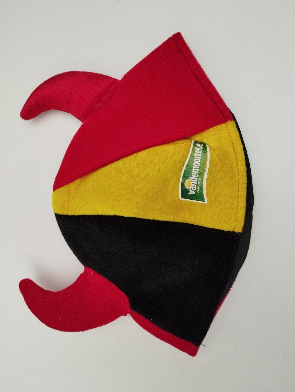 Een muts van de rode duivels met de Belgische kleuren, Ophalen