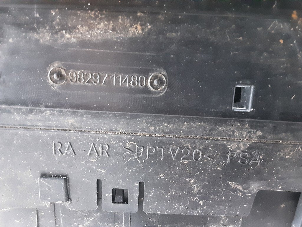RADIATEUR GRILL 2008 (UD / UK / UR / US / UX) (9829711480), Mevr. I. Hauben, Utilisé, Rue de l'Espoir 34 34
4030  GRIVEGNÉE, BE