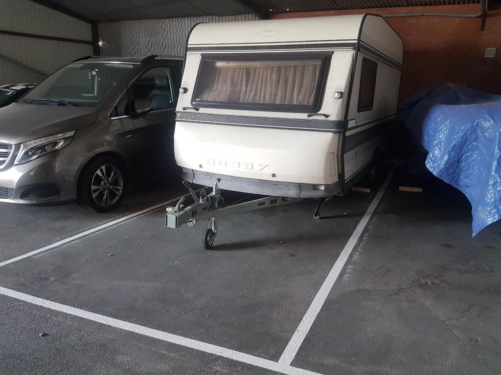 COMPACTE BINNENSTAANPLAATS TE HUUR (Caravan, boot, trailer…), Immo, Garages & Places de parking, Province de Flandre-Occidentale