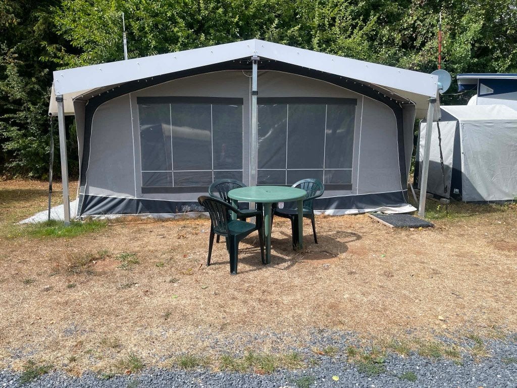 Eriba Hymer Swing 525 — camping naturiste — emplacement, Poêle, Jusqu'à 6, 5 à 6 mètres, Particulier