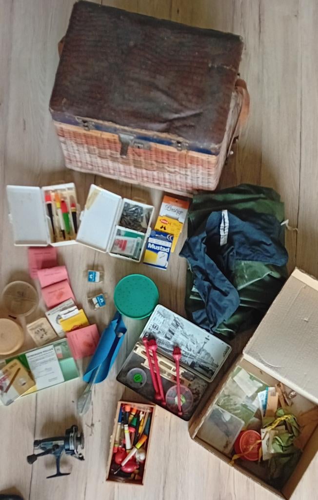 Lot de vieille canne à pêche et accessoires, Ophalen of Verzenden