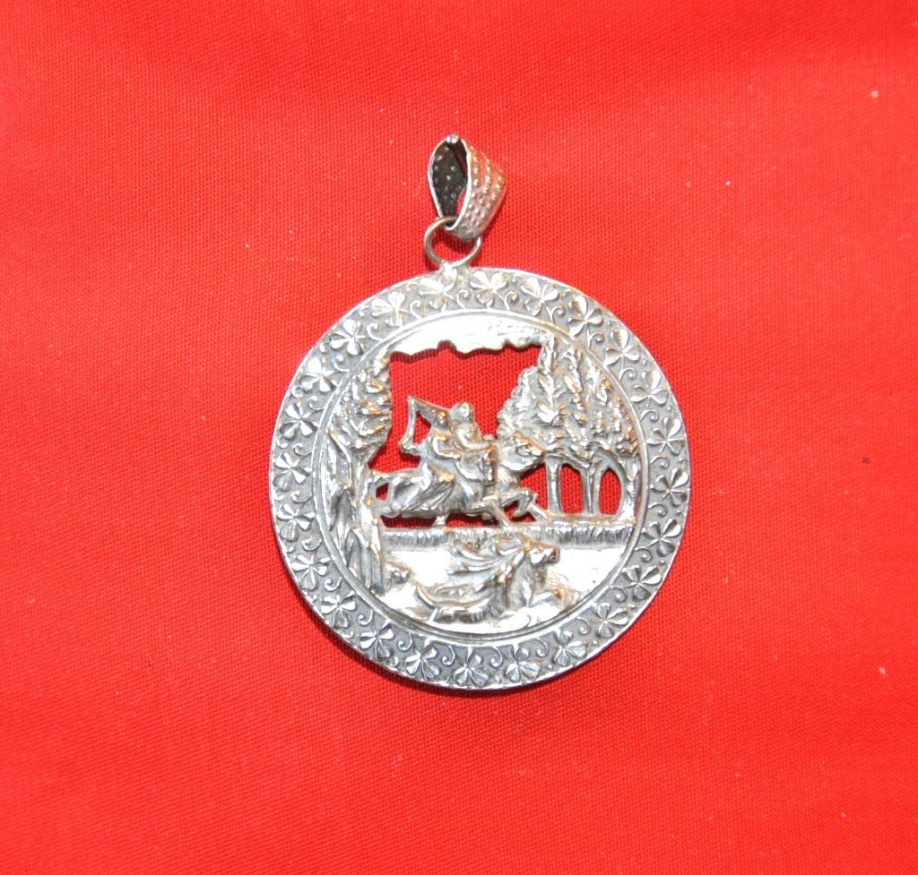 grand pendentif rond scène chasse équestre (x2006), Enlèvement ou Envoi, Autres représentations, Utilisé, Autres matériaux