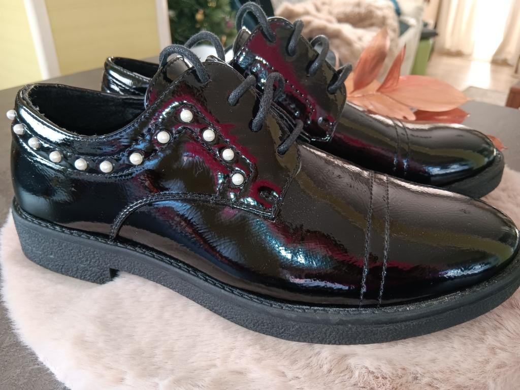 Nieuwe laquee damesschoenen met pareltjes maat 39, Kleding | Dames, Schoenen, Zwart, Overige typen, Nieuw, Ophalen of Verzenden
