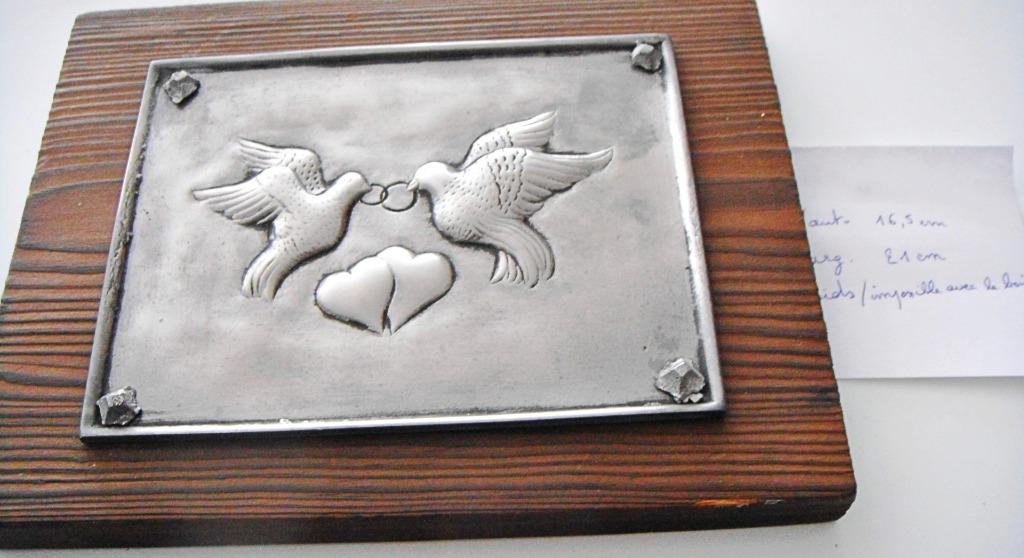 Plaque en étain (92%) + support bois "2 colombes + 2 coeurs", Enlèvement ou Envoi, Neuf