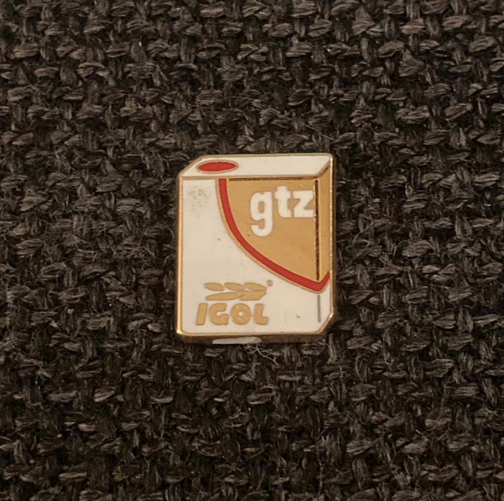 PIN - GTZ - IGOL - HUILE MOTEUR - MOTOROLIE, Envoi, Utilisé, Autres sujets/thèmes, Insigne ou Pin's