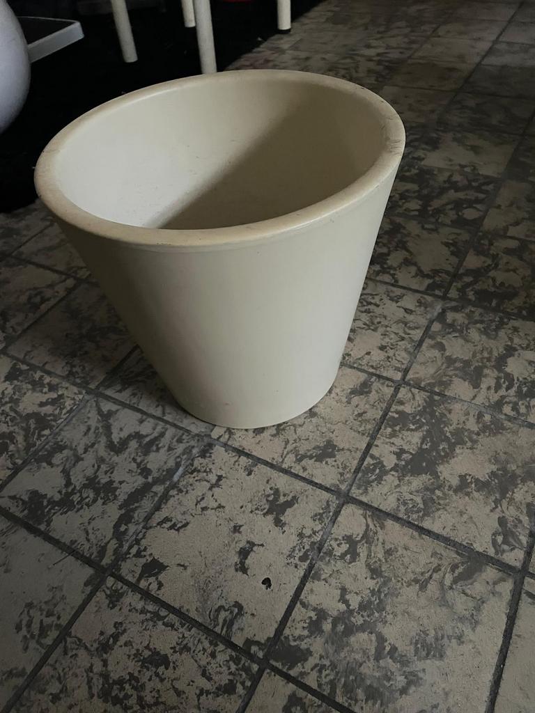 Mooie beige bloempot, Tuin en Terras, Bloempotten, 25 tot 40 cm, Steen, Rond, Ophalen of Verzenden