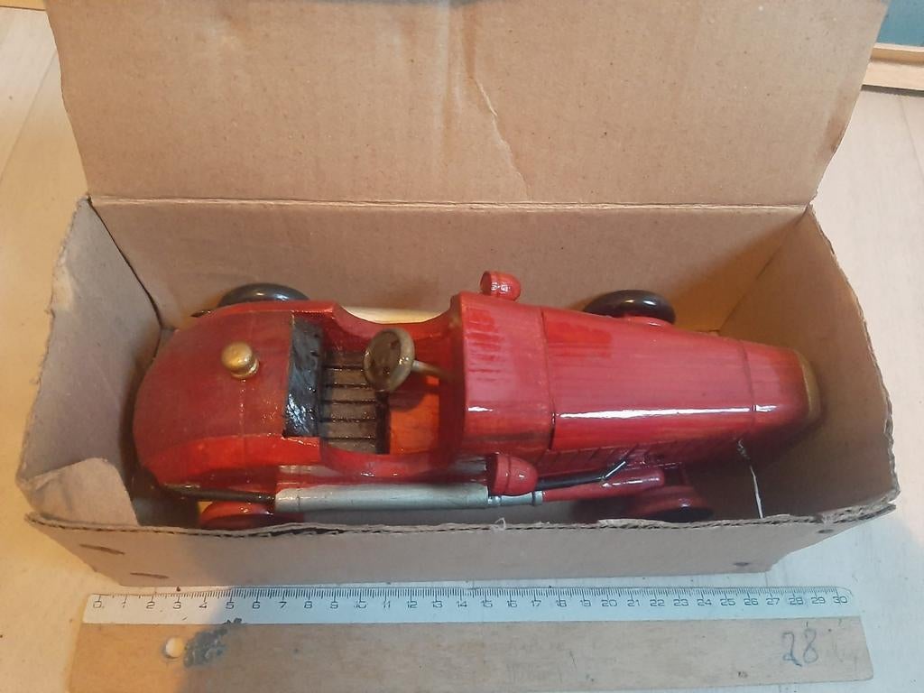 Voiture en bois rouge dans une boîte, Enlèvement ou Envoi, Voiture