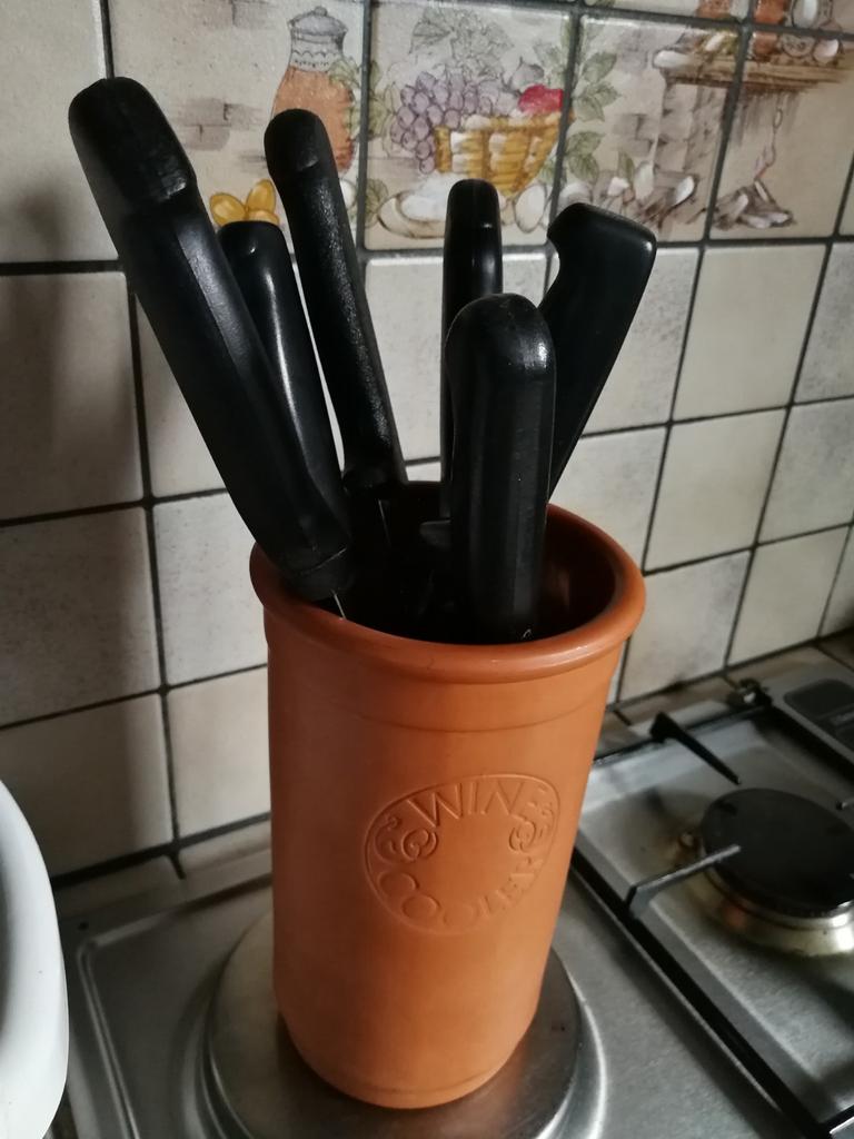 Lot pot, 5 couteaux, 1 fourchette à viande, Enlèvement, Comme neuf, Inox ou Chrome, Couverts en vrac