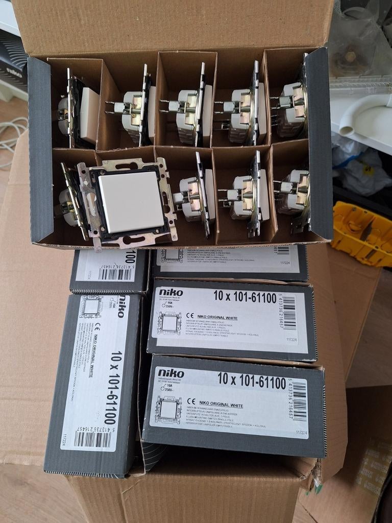 Doos van 10 stuks enkelpolige schakelaar, Bricolage & Construction, Électricité & Câbles, Comme neuf, Interrupteur, Interrupteur