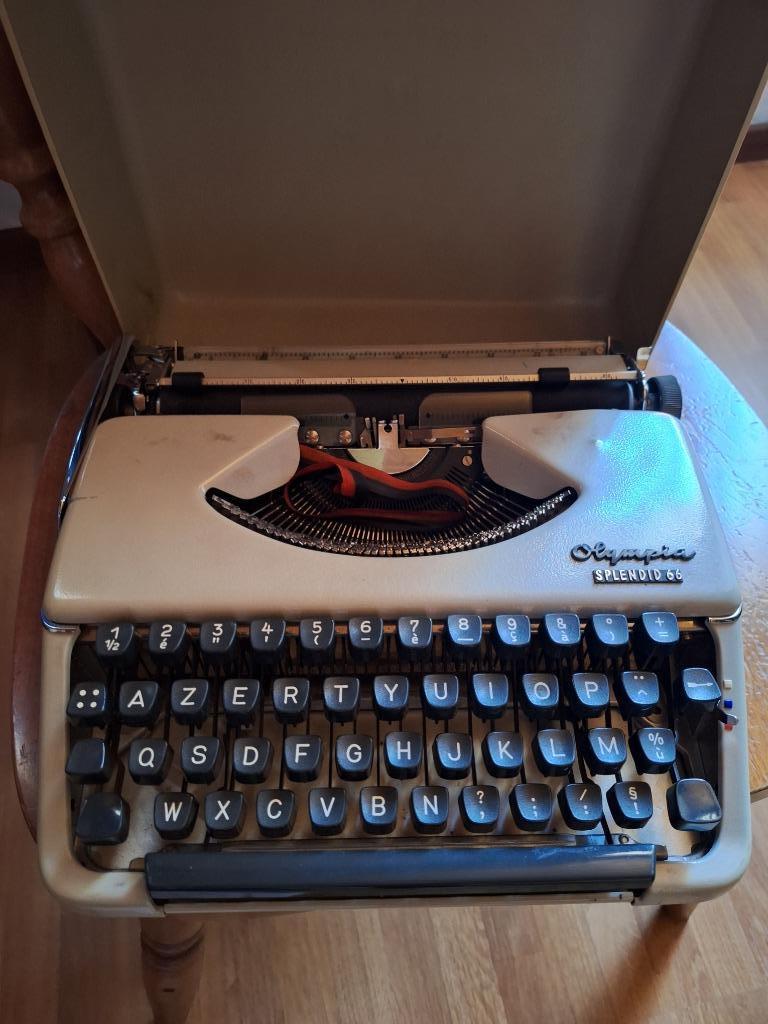 Draagbare schrijfmachine Olympia Splendid 66, Ophalen, Gebruikt