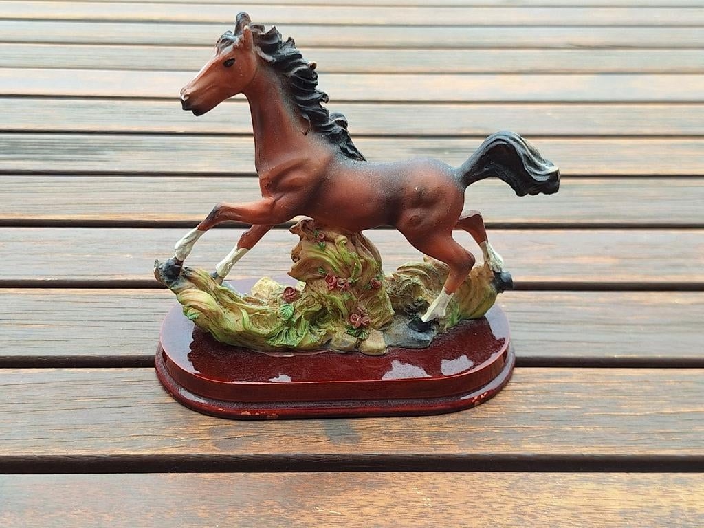 Différentes statues de cheval, Enlèvement ou Envoi