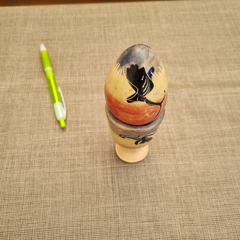 Stenen ei met eierdopje / Kissi cup and egg, Enlèvement ou Envoi