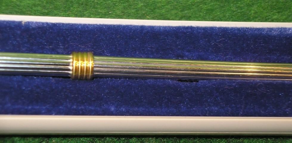 STYLO BILLE CHRISTIAN DIOR MODELE"LADY"ARGENT POINCONNE, Collections, Neuf, Autres marques, Enlèvement ou Envoi, Avec boîte