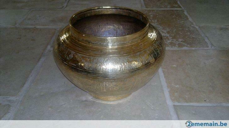 Ancien cache pot d'Afrique du Nord en cuivre finement ciselé