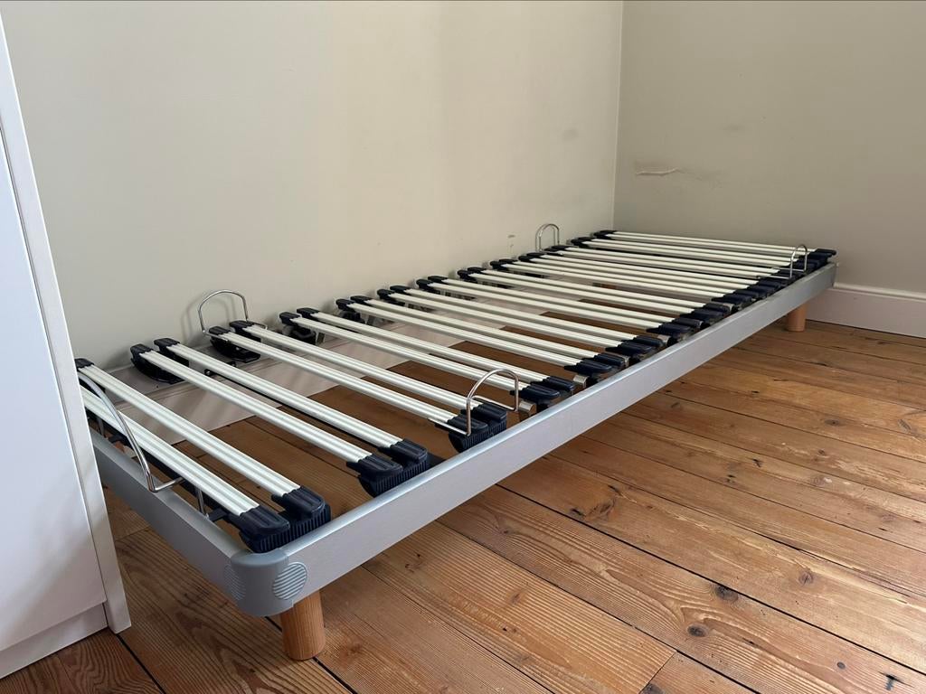 Beka bed met eclipse lattenbodem 90x220 met grijze poten, Ophalen, Gebruikt, Eenpersoons, Grijs