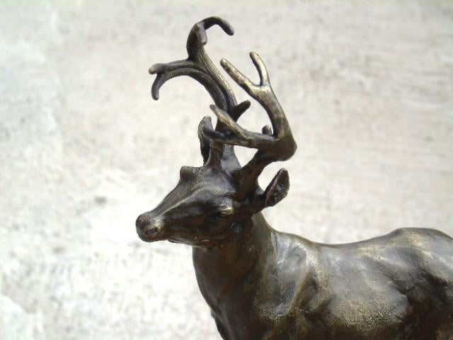 bronzen hert op marmeren sokkel, gesigneerd, MILO., Antiek en Kunst, Ophalen of Verzenden, Brons
