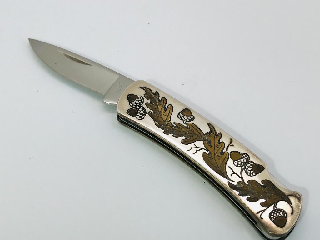 Couteau BUCK KNIFE 525 1995 Acorn Design gravé en argent, Caravanes & Camping, Envoi, Comme neuf