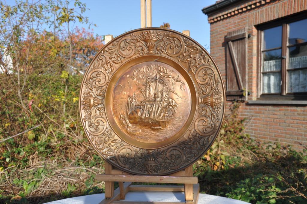 plat mural en cuivre repoussé bateau, Antiquités & Art, Antiquités | Bronze & Cuivre, Enlèvement ou Envoi, Cuivre