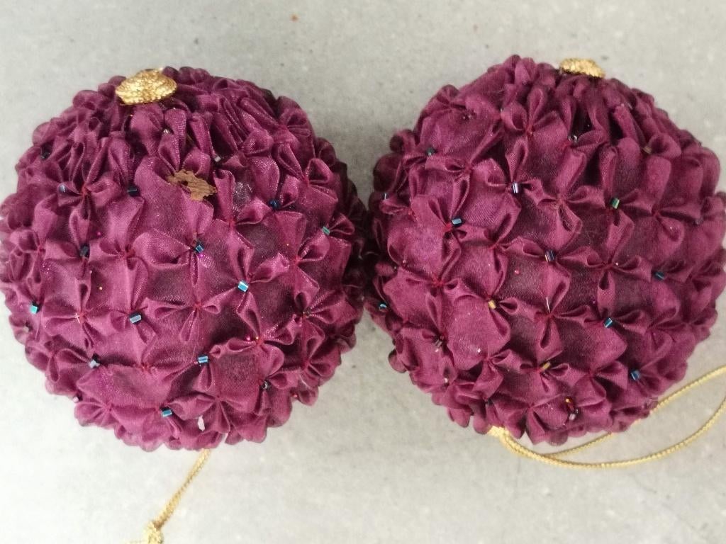 2 grote paarse kerstballen in zijde met pareltjes - 9cm, Ophalen of Verzenden, Zo goed als nieuw