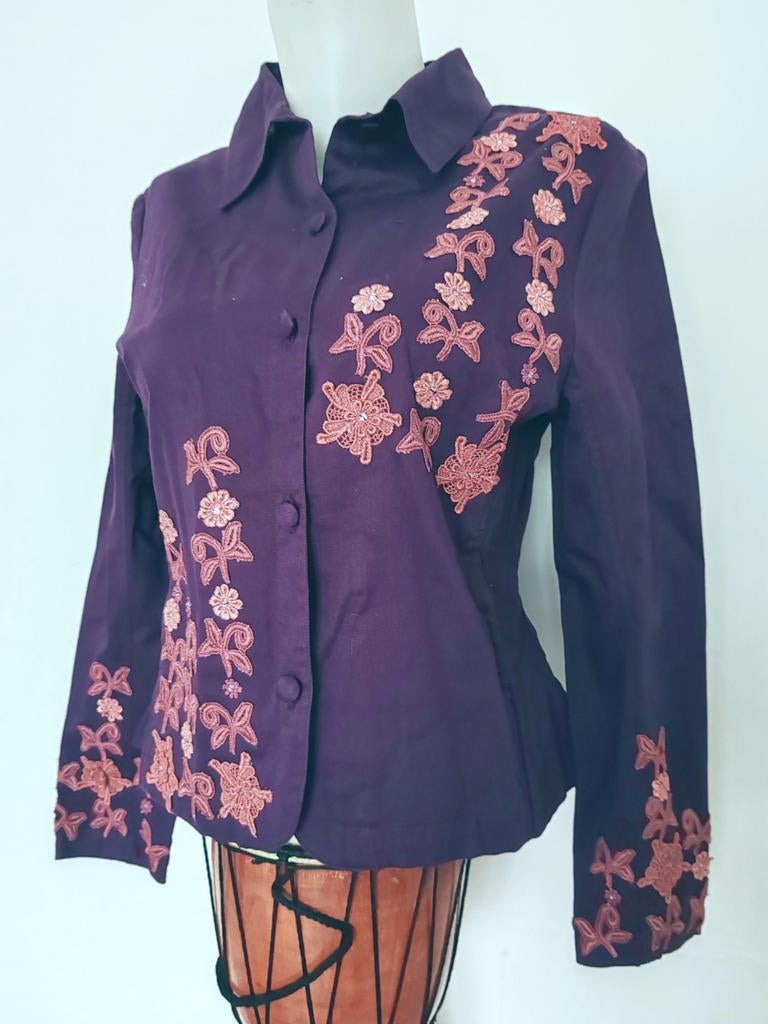 Neuf! Veste légère violette avec broderies florales rose, Enlèvement ou Envoi, Rose
