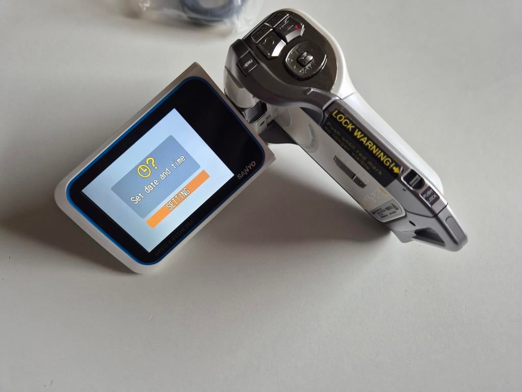 Appareil photo numérique étanche Sanyo + accessoires, Enlèvement ou Envoi, Comme neuf