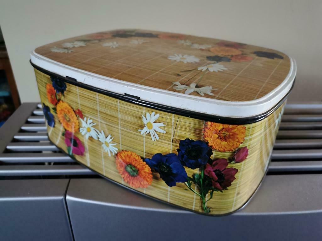 Belle boîte de rangement en étain des années 70 en rotin ave, Collections, Rétro, Maison et Meubles, Enlèvement ou Envoi