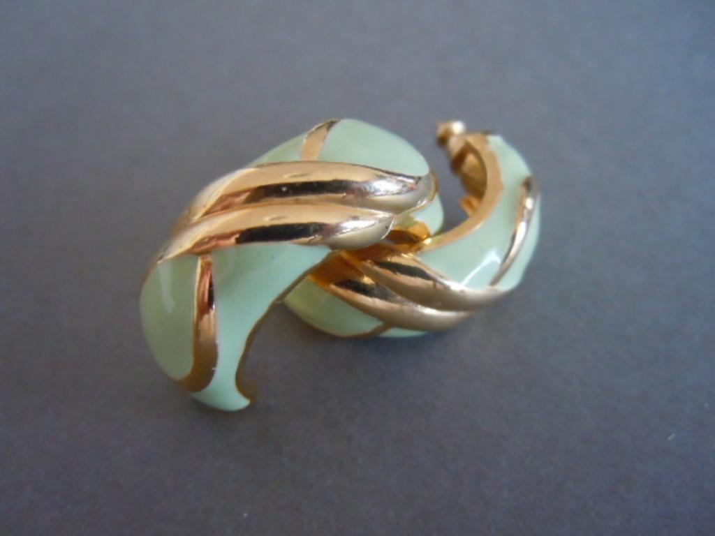 Vintage oorbellen pastelgroen emaille en goudkleur, Handtassen en Accessoires, Oorbellen, Overige materialen, Ophalen of Verzenden