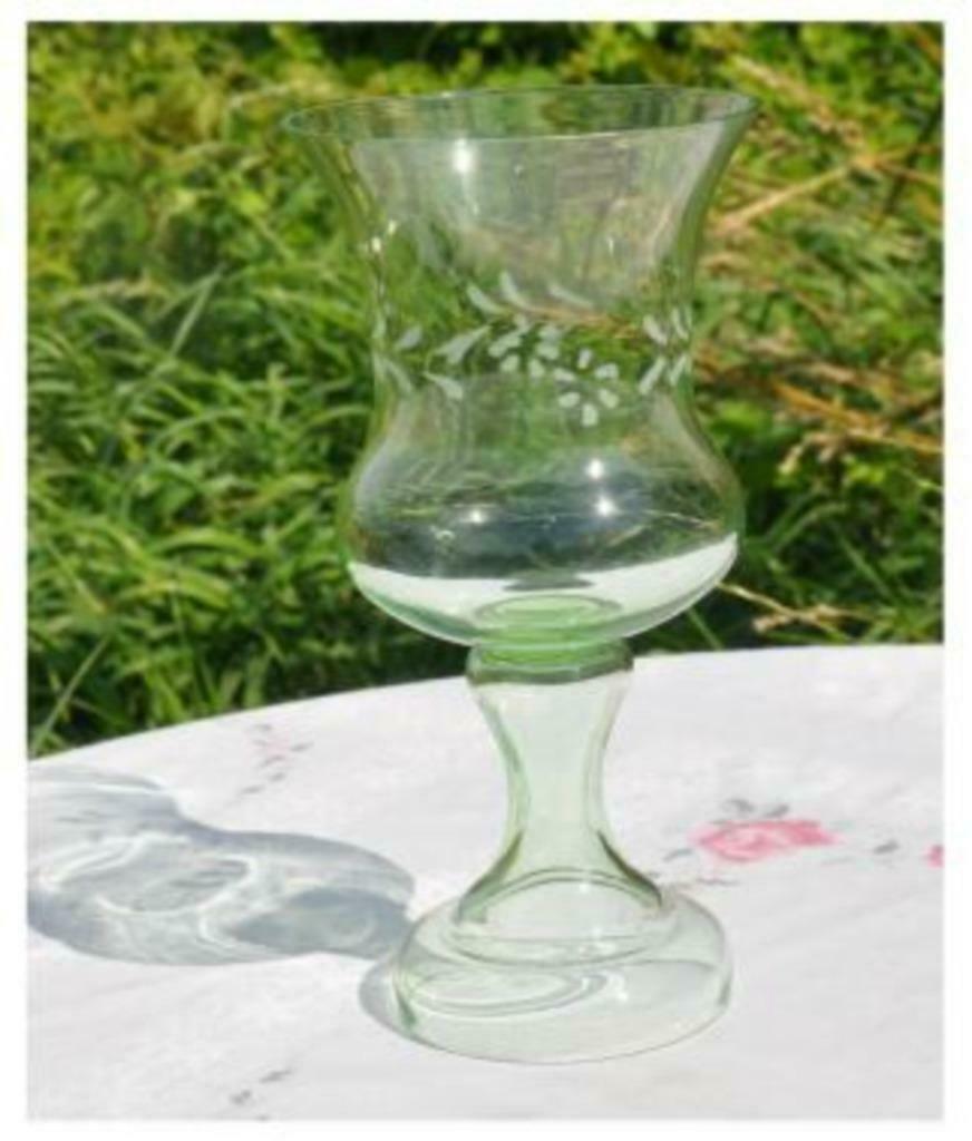 §  vase calice en verre vert decor sablé, Moins de 50 cm, Enlèvement ou Envoi, Verre, Vert