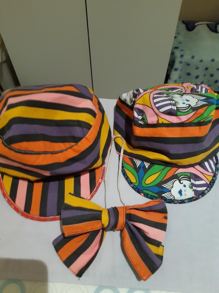 Casquettes et nœud Carnival 2., Enlèvement ou Envoi, Comme neuf