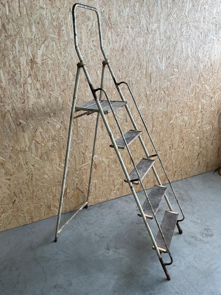 Vintage ijzeren ladder met 5 treden, Ophalen, Zo goed als nieuw, Ladder