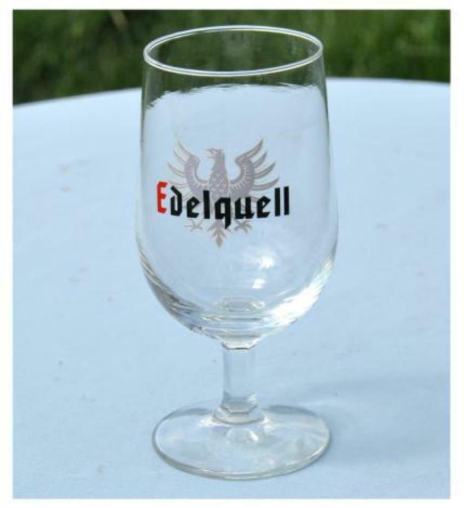 §ancien verre edelquell sur pied E rouge  (N°12), Ophalen of Verzenden, Zo goed als nieuw, Glas of Glazen, Overige merken