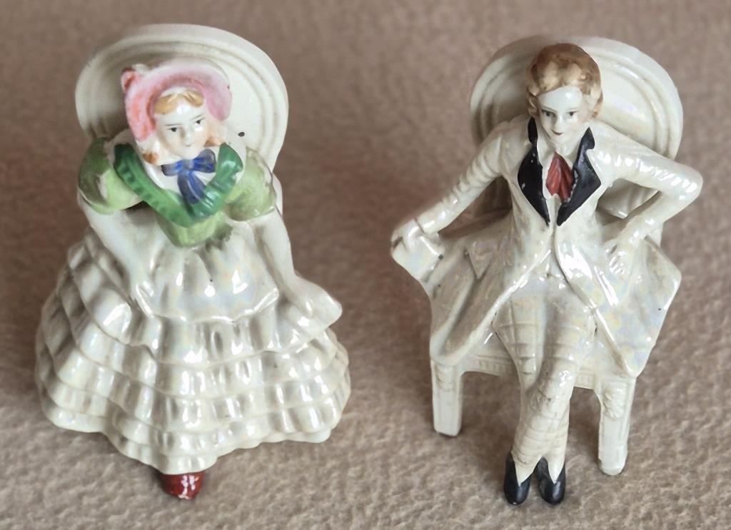 2 Antieke porceleinen beeldjes op een stoel, Antiek en Kunst, Curiosa en Brocante, Verzenden