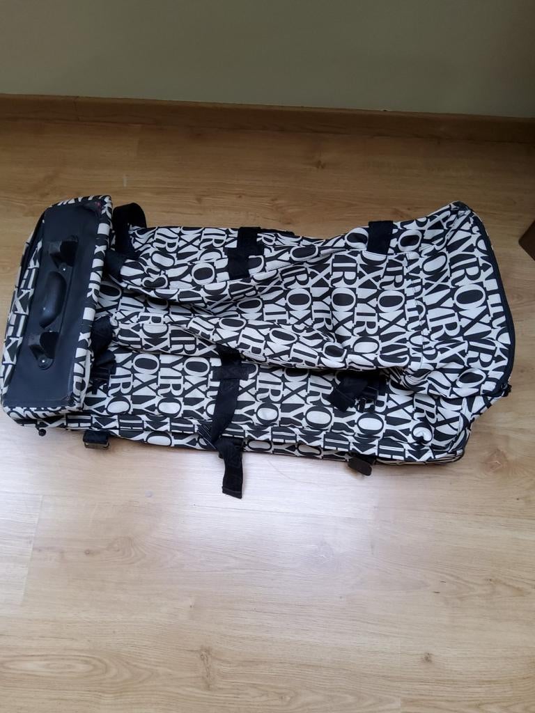 Étui de voyage Roxy, Enlèvement