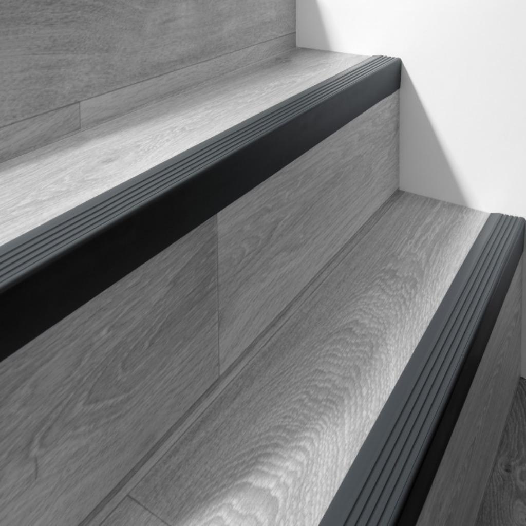 PVC  ANTISLIP TRAPPROFIEL -ZELFKLEVEND P2ND 40X25 mm X 110cm, Doe-het-zelf en Bouw, Plinten en Afwerking, Overige materialen, 100 tot 150 cm