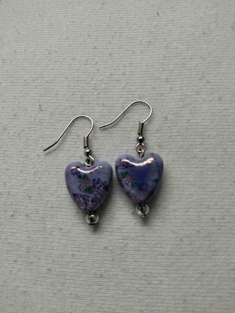 Mooie hartjes oorbellen, Bijoux, Sacs & Beauté, Boucles d'oreilles, Neuf, Enlèvement ou Envoi, Autres matériaux, Violet