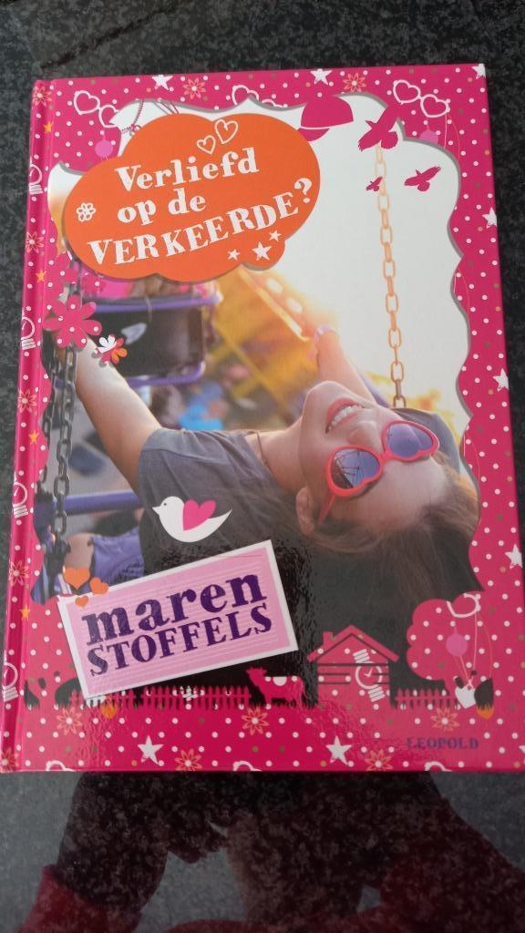 Boek: Verliefd op de verkeerde, Enlèvement ou Envoi, Comme neuf, Maren Stoffels