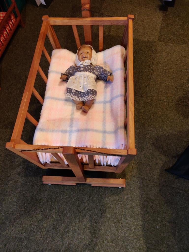 Poppenwiegje in hout, Ophalen, Zo goed als nieuw