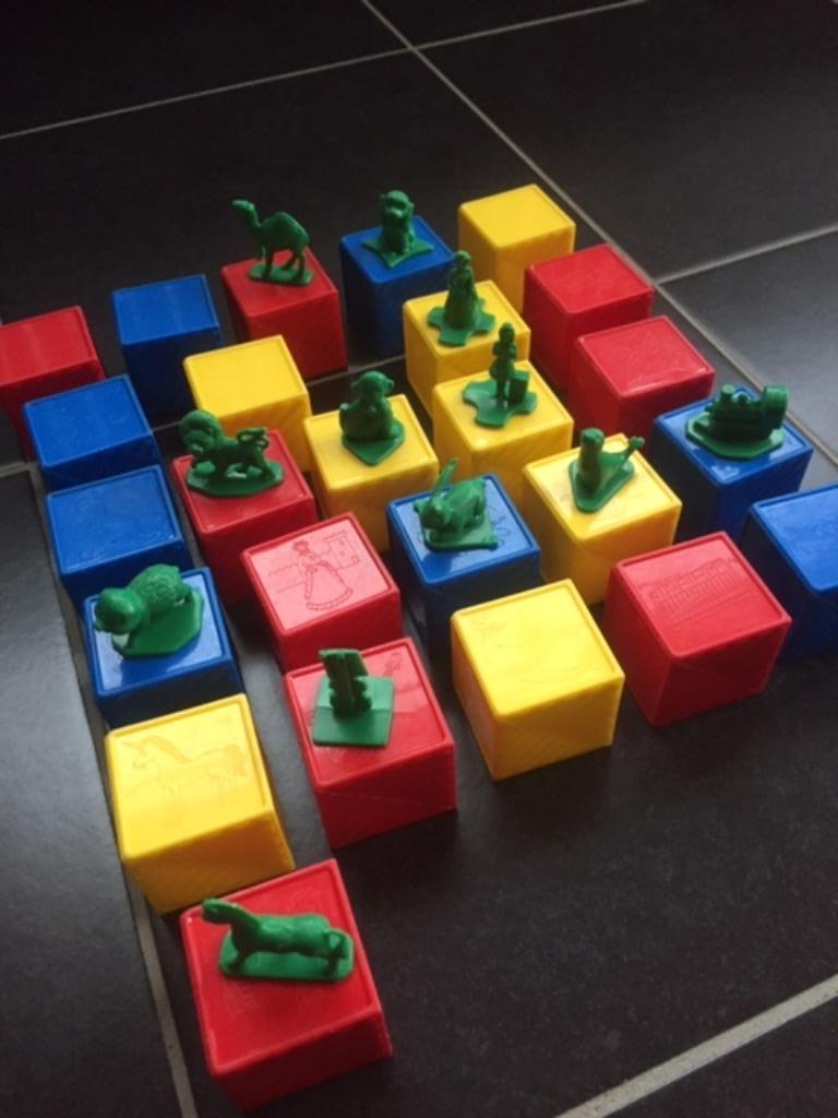 25 kubussen met het alfabet + figuren - Tupperware toys, Kinderen en Baby's, Ophalen of Verzenden, Gebruikt, Overige merken