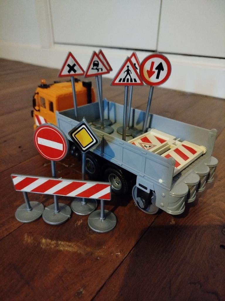 vrachtwagen met wals + borden, Kinderen en Baby's, Speelgoed |Speelgoedvoertuigen, Ophalen, Gebruikt
