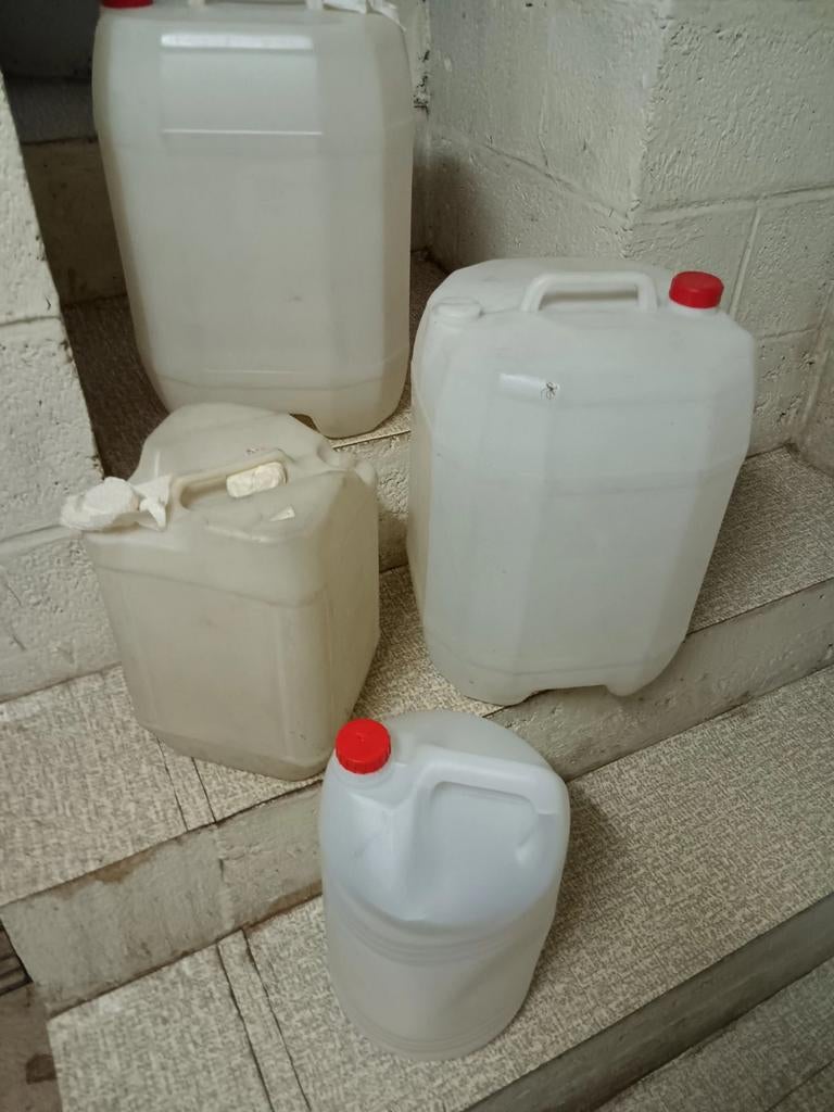 bidons plastiques vides