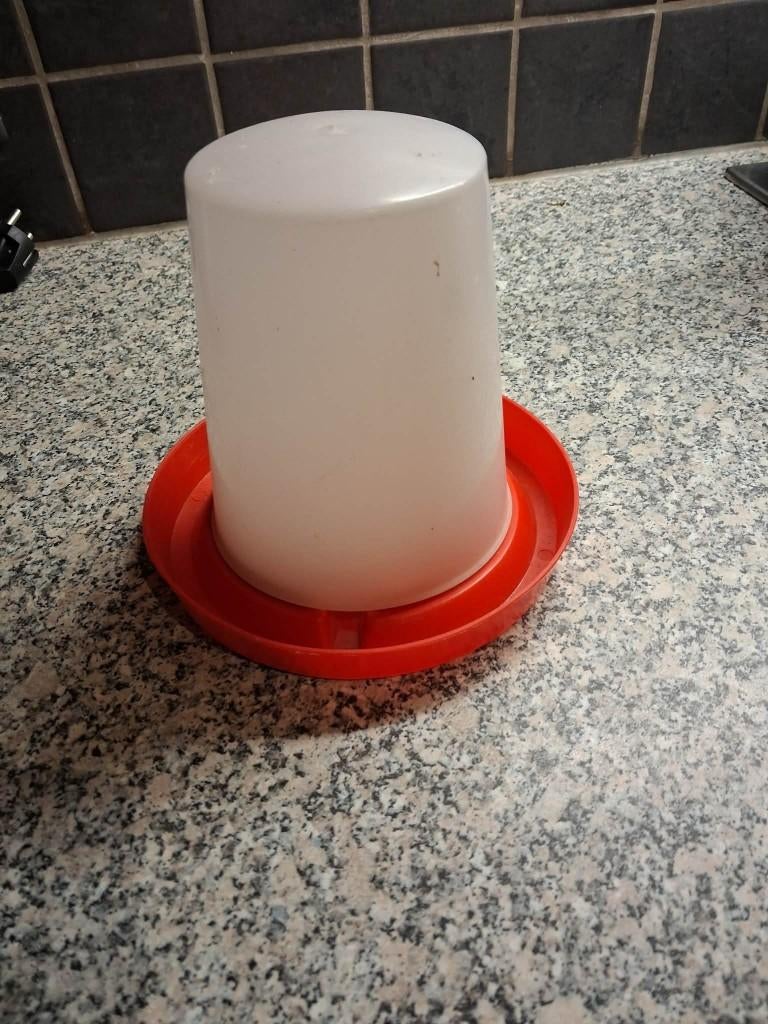drinkbak rood wit - 15cm hoog, Ophalen of Verzenden, Gebruikt