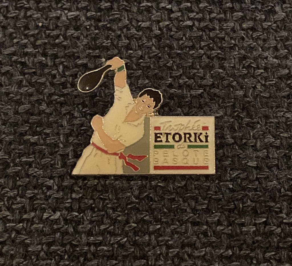 PIN - TROPHEE ETORKI DE PELOTE BASQUE - KAATSEN - BASKENLAND, Envoi, Utilisé, Autres sujets/thèmes, Insigne ou Pin's