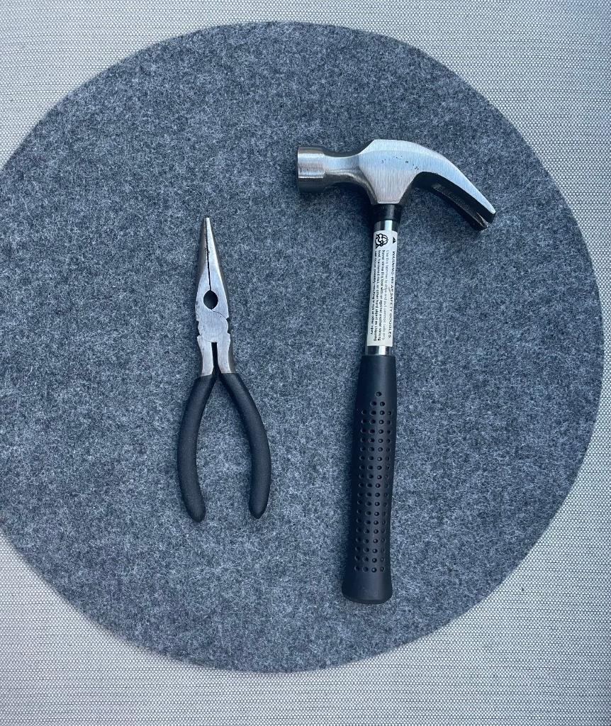 Pince à bec long et un marteau arrache-clou, Bricolage & Construction, Outillage | Outillage à main, Utilisé, Enlèvement ou Envoi