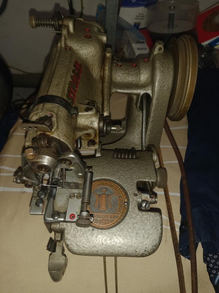 Antieke Overlock naaimachine, Ophalen, Naaimachine